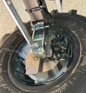 Mechanická brzda k čtyřkolovým strojům